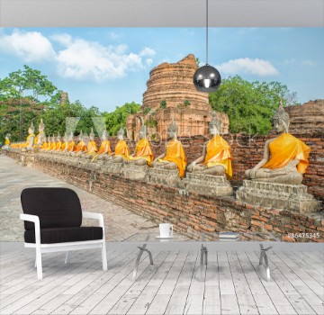 Bild på Aligned buddha statues at Wat Yai Chaimongkol Ayutthaya Thailan